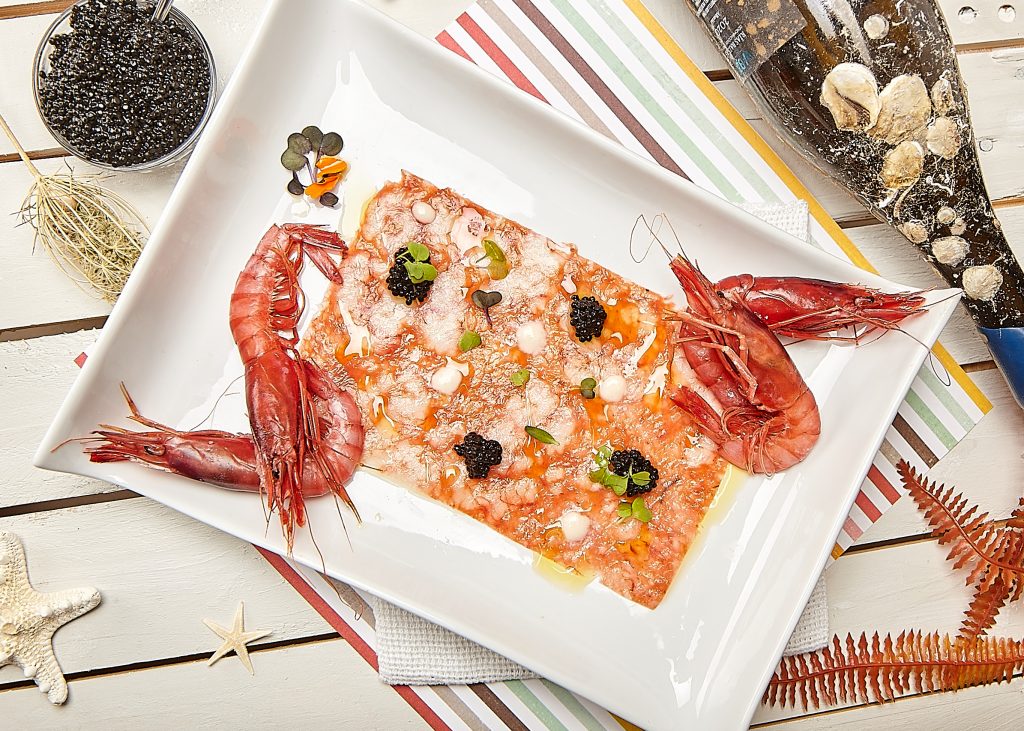 Receta de Carpaccio de Gambas Roja de Carboneras de la marca Aquí Santoña, aderezado con aceite de Oliva, Caviar y varias gotas de Ajoblanco