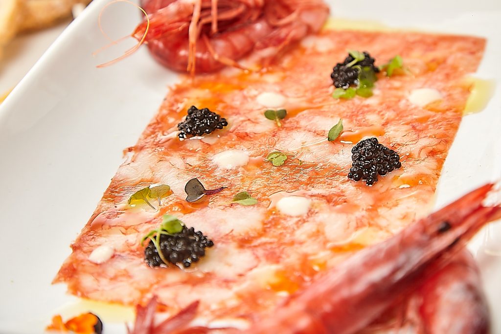 Detalle de los ingredientes de la Receta de Carpaccio de Gambas Rojas con Caviar y gotas de Ajoblano