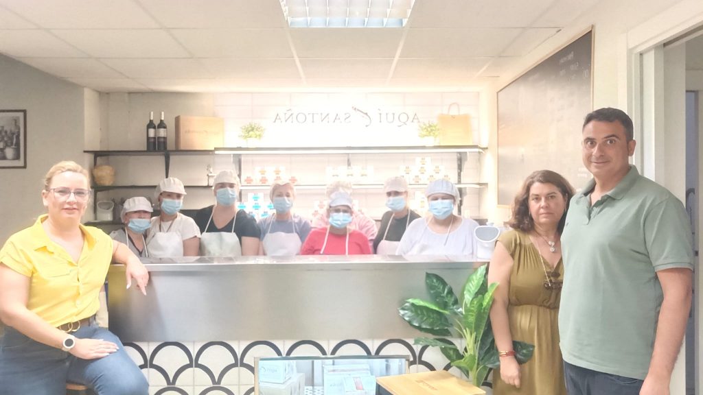 Trabajadores de la fábrica de Sevilla de Aquí Santoña