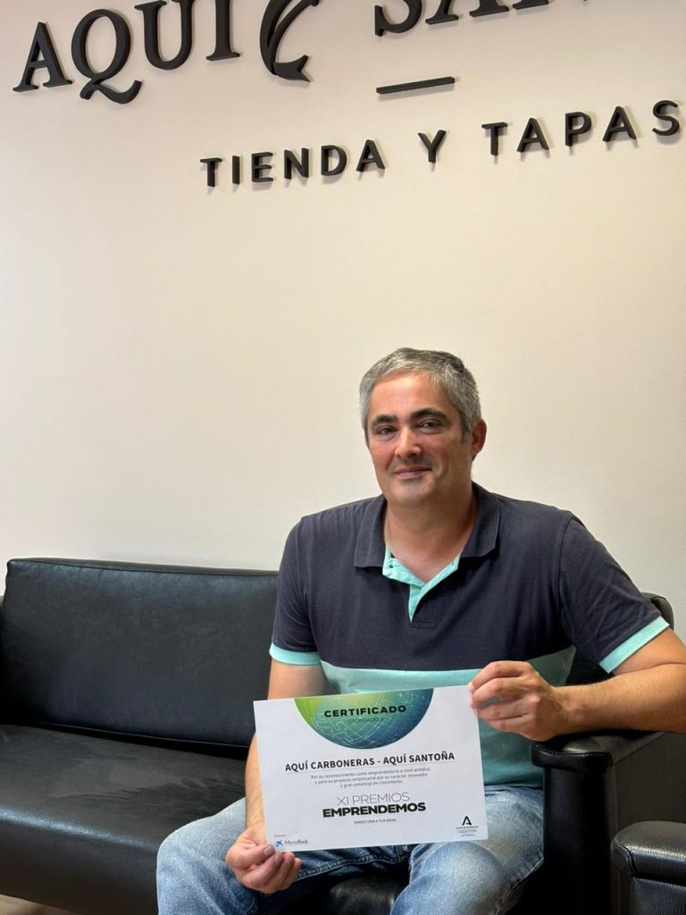 Jorge Searle Jomse con el diploma de acreditación del TOP50 de los premios Emprendemos de la Junta de Andalucía