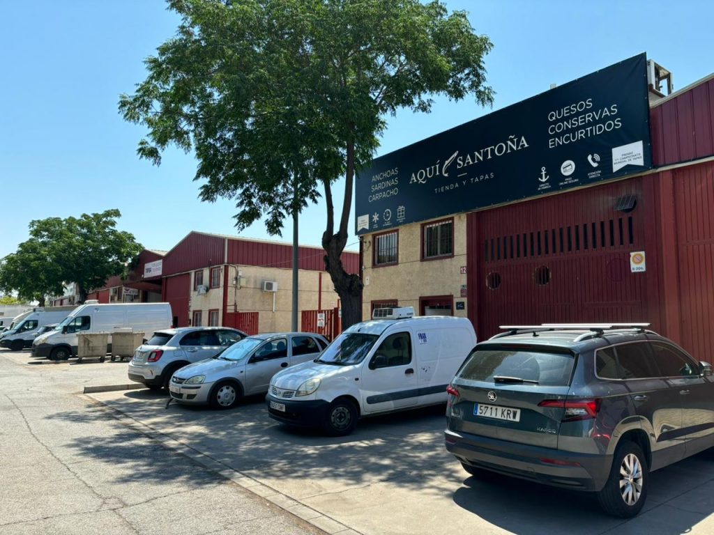 Fachada de la fabrica de Sevilla de Aquí Santoña