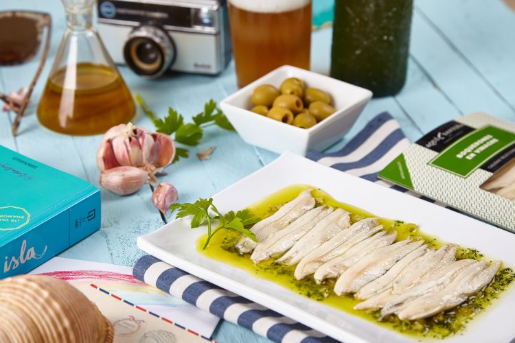 Boquerones en Vinagre Aquí Santoña con salsa verde